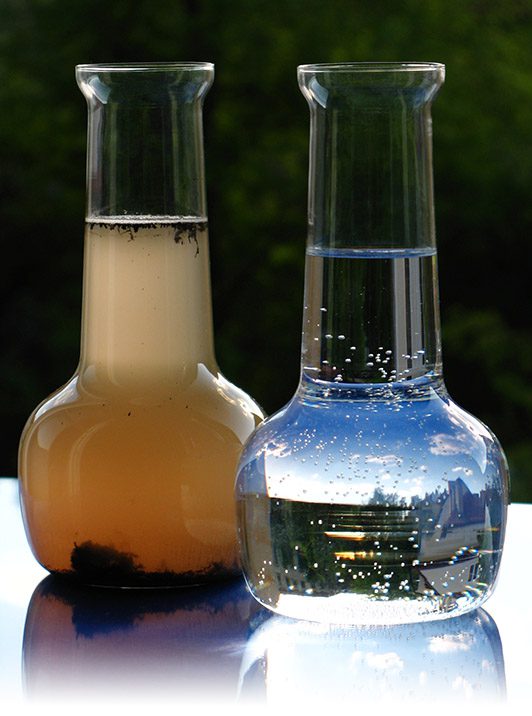 dirty water and clean water in beakers